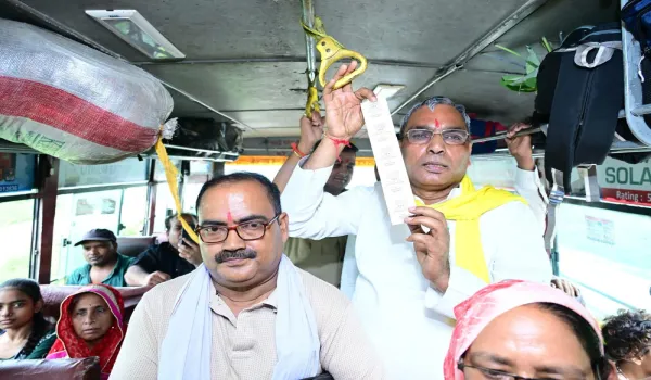बस में यात्रियों से मिले ओमप्रकाश राजभर, रक्षाबंधन की दी शुभकामनाएं
